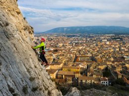 Camping Pas Cher vous présente avec son site Officiel campingpascher.fr, le Camping Intercommunal De La Durance classé 3 étoiles, situé sur la commune de Cavaillon dans le département Vaucluse (Provence Alpes Côte D'azur) en France. Le camping Intercommunal De La Durance, vous présente un hébergement de type mobil-home de 33 m² pour 4 personnes avec climatisation. Le camping Intercommunal De La Durance vous propose du mercredi 01 avril au mercredi 08 avril 2026 pour 7 nuits à 450€. Cette location propose 120 dates différentes pour réserver votre séjour. Découvrez également les 5 autres gammes d'hébergements du camping. Les Avis clients pour le Camping Intercommunal De La Durance sont de 7 sur 10. Piscine extérieure, Aire de jeux enfants, Canoë-kayak, Court de tennis, Cyclisme, Escalade, Parcours sportif, Ping-pong, Pétanque, Randonnée, Skatepark, Boulangerie, Brasserie, Créperie, Dépôt de pain, Pizzeria, Snack/Bar, Supermarché,... En savoir plus : cliquez-ICI.