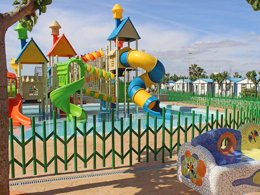 Camping Pas Cher vous présente avec son site Officiel campingpascher.fr, le Camping Monmar classé 4 étoiles, situé sur la commune de Moncofa dans le département Castellón (Valencia) en Espagne. Le camping Monmar vous propose un hébergement de type bungalow. L'établissement vous propose un autre type d'hébergement. Découvrez tous nos séjours à petits prix dans la commune et aux alentours de Moncofa du département : Castellón (Valencia). Les Avis clients pour le Camping Monmar sont excellents avec une note moyenne de 10 sur 10. Mer, Parc aquatique, Piscine extérieure, Animations familiales, Aire de jeux enfants, Baby-foot, Terrain de football, Terrain multisports, Bar, Brasserie,... En savoir plus : cliquez-ICI.
