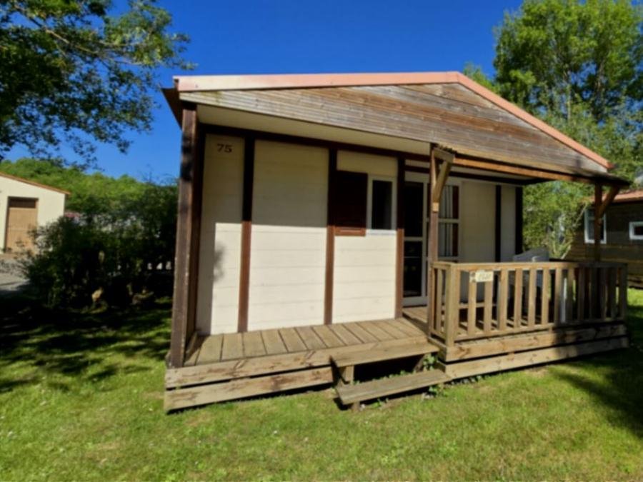 Camping Pas Cher vous présente avec son site Officiel campingpascher.fr, le Camping Les Mancellieres classé 4 étoiles, situé sur la commune de Avrille dans le département Vendée (Pays De La Loire) en France. Le camping Les Mancellieres vous propose un hébergement de type chalet de 30 m² pour 4 personnes (télévision). L'établissement vous propose 13 autres types d'hébergements. Découvrez tous nos séjours à petits prix dans la commune et aux alentours de Avrille du département : Vendée (Pays De La Loire). Les Avis clients pour le Camping Les Mancellieres sont excellents avec une note moyenne de 9 sur 10. Mer, Piscine couverte, Piscine extérieure, Animation enfants, Animations familiales, Aire de jeux enfants, Baby-foot, Canoë-kayak, Centre équestre, Cyclisme, Golf, Parcours sportif, Ping-pong, Piscine, Plongée, Pétanque, Randonnée, Terrain multisports, Voile, Bar, Dépôt de pain, Pizzeria, Snack/Bar, Épicerie,... En savoir plus : cliquez-ICI.