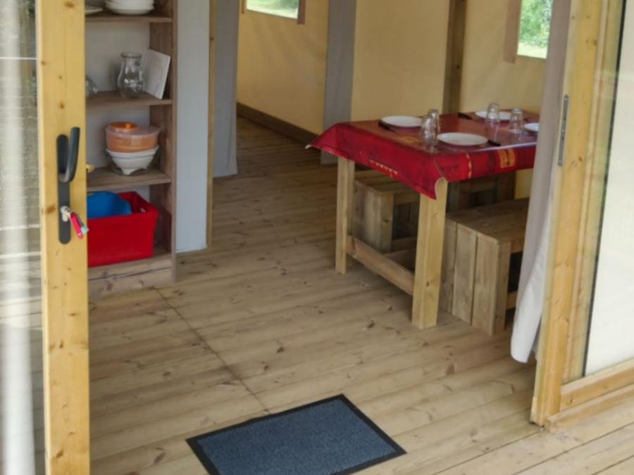 Camping Pas Cher vous présente avec son site Officiel campingpascher.fr, le Camping Les Mancellieres classé 4 étoiles, situé sur la commune de Avrille dans le département Vendée (Pays De La Loire) en France. Le camping Les Mancellieres, vous présente un hébergement de type tente en toile et bois de 25 m² pour 4 personnes. Le camping Les Mancellieres vous propose du sam. 04 juillet au sam. 11 juillet 2026, en promotion à -19% pour 7 nuits à 477,60 € au lieu de 597,0 € soit une Économie de 119,40 €. Cette location propose 6 dates différentes pour réserver votre séjour. Découvrez également les 14 autres gammes d'hébergements du camping. Les Avis clients pour le Camping Les Mancellieres sont excellents avec une note moyenne de 9 sur 10. Mer, Piscine couverte, Piscine extérieure, Animation enfants, Animations familiales, Aire de jeux enfants, Baby-foot, Canoë-kayak, Centre équestre, Cyclisme, Golf, Parcours sportif, Ping-pong, Piscine, Plongée, Pétanque, Randonnée, Terrain multisports, Voile, Bar, Dépôt de pain, Pizzeria, Snack/Bar, Épicerie,... En savoir plus : cliquez-ICI.