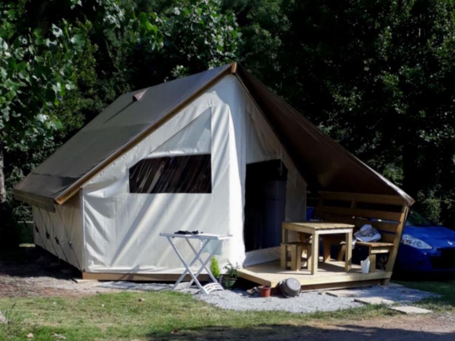 Camping Pas Cher vous présente avec son site Officiel campingpascher.fr, le Camping Les Mancellieres classé 4 étoiles, situé sur la commune de Avrille dans le département Vendée (Pays De La Loire) en France. Le camping Les Mancellieres vous propose un hébergement de type tente en toile et bois de 21 m² pour 4 personnes. L'établissement vous propose 13 autres types d'hébergements. Découvrez tous nos séjours à petits prix dans la commune et aux alentours de Avrille du département : Vendée (Pays De La Loire). Les Avis clients pour le Camping Les Mancellieres sont excellents avec une note moyenne de 9 sur 10. Mer, Piscine couverte, Piscine extérieure, Animation enfants, Animations familiales, Aire de jeux enfants, Baby-foot, Canoë-kayak, Centre équestre, Cyclisme, Golf, Parcours sportif, Ping-pong, Piscine, Plongée, Pétanque, Randonnée, Terrain multisports, Voile, Bar, Dépôt de pain, Pizzeria, Snack/Bar, Épicerie,... En savoir plus : cliquez-ICI.