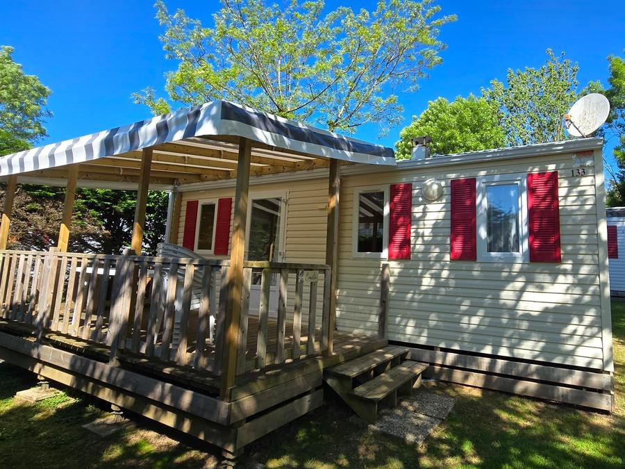 Camping Pas Cher vous présente avec son site Officiel campingpascher.fr, le Camping Les Mancellieres classé 4 étoiles, situé sur la commune de Avrille dans le département Vendée (Pays De La Loire) en France. Le camping Les Mancellieres vous propose un hébergement de type mobil-home de 27 m² pour 3 personnes (télévision). Cet hébergement propose plus de 40 dates différentes pour réserver ! Pour dévouvrir la période la moins chère, consultez la rubrique 'Tarifs' et sélectionnez votre mois de départ. L'établissement vous propose 14 autres types d'hébergements. Découvrez tous nos séjours à petits prix dans la commune et aux alentours de Avrille du département : Vendée (Pays De La Loire). Les Avis clients pour le Camping Les Mancellieres sont excellents avec une note moyenne de 9 sur 10. Mer, Piscine couverte, Piscine extérieure, Animation enfants, Animations familiales, Aire de jeux enfants, Baby-foot, Canoë-kayak, Centre équestre, Cyclisme, Golf, Parcours sportif, Ping-pong, Piscine, Plongée, Pétanque, Randonnée, Terrain multisports, Voile, Bar, Dépôt de pain, Pizzeria, Snack/Bar, Épicerie,... En savoir plus : cliquez-ICI.