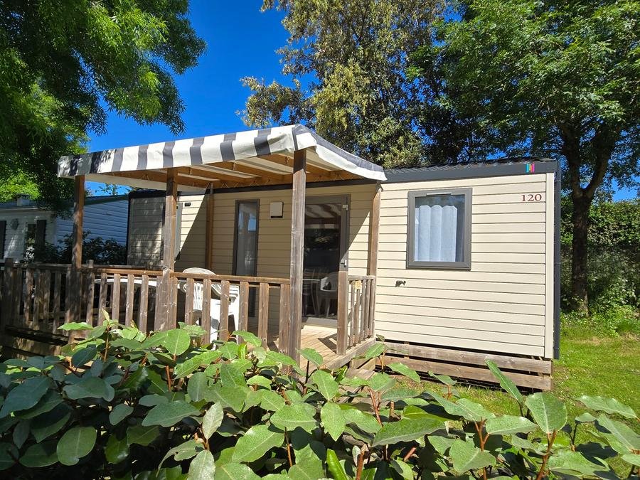 Camping Pas Cher vous présente avec son site Officiel campingpascher.fr, le Camping Les Mancellieres classé 4 étoiles, situé sur la commune de Avrille dans le département Vendée (Pays De La Loire) en France. Le camping Les Mancellieres vous propose un hébergement de type mobil-home de 27 m² pour 3 personnes (télévision). Cet hébergement propose plus de 40 dates différentes pour réserver ! Pour dévouvrir la période la moins chère, consultez la rubrique 'Tarifs' et sélectionnez votre mois de départ. L'établissement vous propose 14 autres types d'hébergements. Découvrez tous nos séjours à petits prix dans la commune et aux alentours de Avrille du département : Vendée (Pays De La Loire). Les Avis clients pour le Camping Les Mancellieres sont excellents avec une note moyenne de 9 sur 10. Mer, Piscine couverte, Piscine extérieure, Animation enfants, Animations familiales, Aire de jeux enfants, Baby-foot, Canoë-kayak, Centre équestre, Cyclisme, Golf, Parcours sportif, Ping-pong, Piscine, Plongée, Pétanque, Randonnée, Terrain multisports, Voile, Bar, Dépôt de pain, Pizzeria, Snack/Bar, Épicerie,... En savoir plus : cliquez-ICI.