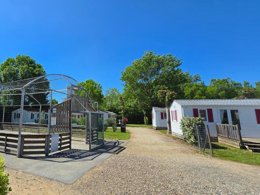 Camping Pas Cher vous présente avec son site Officiel campingpascher.fr, le Camping Les Mancellieres classé 4 étoiles, situé sur la commune de Avrille dans le département Vendée (Pays De La Loire) en France. Le camping Les Mancellieres, vous présente un hébergement de type tente en toile et bois de 25 m² pour 4 personnes. Le camping Les Mancellieres vous propose du sam. 22 août au sam. 29 août 2026 pour 7 nuits à 450€. Cette location propose 6 dates différentes pour réserver votre séjour. Découvrez également les 12 autres gammes d'hébergements du camping. Les Avis clients pour le Camping Les Mancellieres sont excellents avec une note moyenne de 9 sur 10. Mer, Piscine couverte, Piscine extérieure, Animation enfants, Animations familiales, Aire de jeux enfants, Baby-foot, Canoë-kayak, Centre équestre, Cyclisme, Golf, Parcours sportif, Ping-pong, Piscine, Plongée, Pétanque, Randonnée, Terrain multisports, Voile, Bar, Dépôt de pain, Pizzeria, Snack/Bar, Épicerie,... En savoir plus : cliquez-ICI.