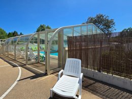 Camping Pas Cher vous présente avec son site Officiel campingpascher.fr, le Camping Les Mancellieres classé 4 étoiles, situé sur la commune de Avrille dans le département Vendée (Pays De La Loire) en France. Le camping Les Mancellieres, vous présente un hébergement de type mobil-home de 21 m² pour 1 personne et télévision. Le camping Les Mancellieres vous propose du sam. 04 avril au sam. 11 avril 2026, en promotion à -25% pour 7 nuits à 210 € au lieu de 280,0 € soit une Économie de 70 €. Cette location propose 102 dates différentes pour réserver votre séjour. Découvrez également les 12 autres gammes d'hébergements du camping. Les Avis clients pour le Camping Les Mancellieres sont excellents avec une note moyenne de 9 sur 10. Mer, Piscine couverte, Piscine extérieure, Animation enfants, Animations familiales, Aire de jeux enfants, Baby-foot, Canoë-kayak, Centre équestre, Cyclisme, Golf, Parcours sportif, Ping-pong, Piscine, Plongée, Pétanque, Randonnée, Terrain multisports, Voile, Bar, Dépôt de pain, Pizzeria, Snack/Bar, Épicerie,... En savoir plus : cliquez-ICI.