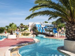 Camping Pas Cher vous présente avec son site Officiel campingpascher.fr, le Camping Les Muriers classé 4 étoiles, situé sur la commune de Vendres dans le département Hérault (Languedoc Roussillon) en France. Le camping Les Muriers, vous présente un hébergement de type chalet de 34 m² avec climatisation et télévision. Le camping Les Muriers vous proposeun séjour PAS CHER avec une REMISEdu sam. 06 juin au sam. 13 juin 2026, en promotion à -40% pour 7 nuits à 339 € au lieu de 567,69 € soit une Économie de 228,69 €. Cette location propose 9 dates différentes pour réserver votre séjour. Découvrez également les 4 autres gammes d'hébergements du camping. Les Avis clients pour le Camping Les Muriers sont excellents avec une note moyenne de 8 sur 10. LacMer, Piscine extérieure, Animations familiales, Club enfants, Aire de jeux enfants, Ping-pong, Pétanque, Terrain multisports, Bar, Snack/Bar, Supermarché,... En savoir plus : cliquez-ICI.