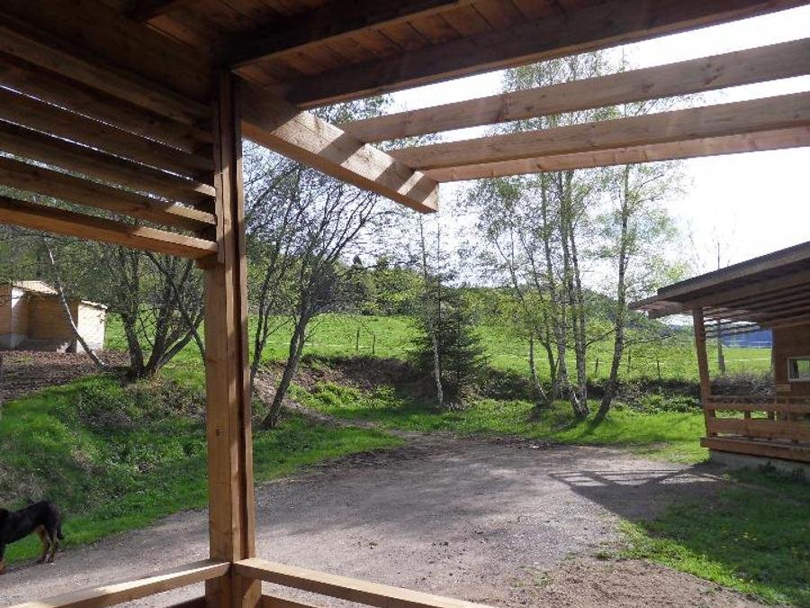 Camping Pas Cher vous présente avec son site Officiel campingpascher.fr, le Camping Les Vernières classé 5 étoiles, situé sur la commune de La Bourboule dans le département Puy-de-dôme (Auvergne) en France. Le camping Les Vernières, vous présente un hébergement de type chalet de 35 m² pour 6 personnes et télévision. Le camping Les Vernières vous propose du dimanche 21 juin au dimanche 28 juin 2026 pour 7 nuits à 720€. Cette location propose 22 dates différentes pour réserver votre séjour. Découvrez également les 10 autres gammes d'hébergements du camping. Les Avis clients pour le Camping Les Vernières sont excellents avec une note moyenne de 8 sur 10. LacRivière, Piscine couverte, Animations familiales, Club ados, Club enfants, Aire de jeux enfants, Baby-foot, Canoë-kayak, Centre équestre, Cyclisme, Golf, Ping-pong, Piscine, Planche à voile, Pédalo, Pétanque, Randonnée, Salle de fitness, Salle de jeux vidéo, Structure gonflable enfants, Terrain de football, Terrain de volley-ball, Terrain multisports, Trampoline, Bar, Boulangerie, Dépôt de pain, Pizzeria, Plats à emporter, Restaurant, Snack/Bar, Station-service, Supermarché, Épicerie,... En savoir plus : cliquez-ICI.