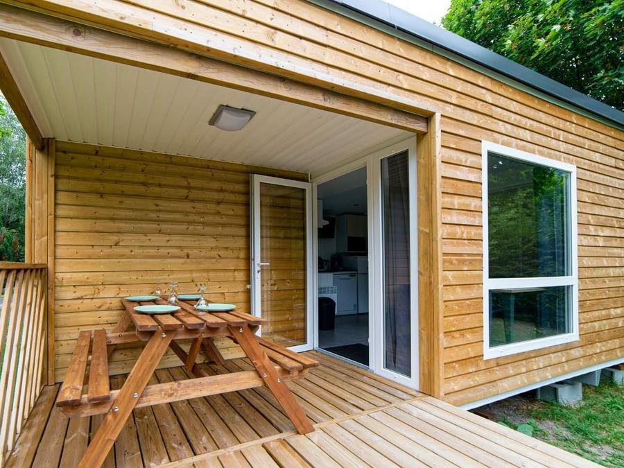 Camping Pas Cher vous présente avec son site Officiel campingpascher.fr, le Camping Les Vernières classé 5 étoiles, situé sur la commune de La Bourboule dans le département Puy-de-dôme (Auvergne) en France. Le camping Les Vernières vous propose un hébergement de type bungalow de 25 m² pour 4 personnes (télévision). Cet hébergement propose plus de 38 dates différentes pour réserver ! Pour dévouvrir la période la moins chère, consultez la rubrique 'Tarifs' et sélectionnez votre mois de départ. L'établissement vous propose 10 autres types d'hébergements. Découvrez tous nos séjours à petits prix dans la commune et aux alentours de La Bourboule du département : Puy-de-dôme (Auvergne). Les Avis clients pour le Camping Les Vernières sont excellents avec une note moyenne de 8 sur 10. LacRivière, Piscine couverte, Animations familiales, Club ados, Club enfants, Aire de jeux enfants, Baby-foot, Canoë-kayak, Centre équestre, Cyclisme, Golf, Ping-pong, Piscine, Planche à voile, Pédalo, Pétanque, Randonnée, Salle de fitness, Salle de jeux vidéo, Structure gonflable enfants, Terrain de football, Terrain de volley-ball, Terrain multisports, Trampoline, Bar, Boulangerie, Dépôt de pain, Pizzeria, Plats à emporter, Restaurant, Snack/Bar, Station-service, Supermarché, Épicerie,... En savoir plus : cliquez-ICI.