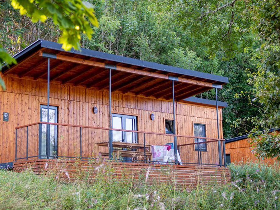 Camping Pas Cher vous présente avec son site Officiel campingpascher.fr, le Camping Les Vernières classé 5 étoiles, situé sur la commune de La Bourboule dans le département Puy-de-dôme (Auvergne) en France. Le camping Les Vernières, vous présente un hébergement de type bungalow de 36 m² pour 6 personnes et télévision. Le camping Les Vernières vous propose du dimanche 14 juin au dimanche 21 juin 2026 pour 7 nuits à 840€. Cette location propose 29 dates différentes pour réserver votre séjour. Découvrez également les 10 autres gammes d'hébergements du camping. Les Avis clients pour le Camping Les Vernières sont excellents avec une note moyenne de 8 sur 10. LacRivière, Piscine couverte, Animations familiales, Club ados, Club enfants, Aire de jeux enfants, Baby-foot, Canoë-kayak, Centre équestre, Cyclisme, Golf, Ping-pong, Piscine, Planche à voile, Pédalo, Pétanque, Randonnée, Salle de fitness, Salle de jeux vidéo, Structure gonflable enfants, Terrain de football, Terrain de volley-ball, Terrain multisports, Trampoline, Bar, Boulangerie, Dépôt de pain, Pizzeria, Plats à emporter, Restaurant, Snack/Bar, Station-service, Supermarché, Épicerie,... En savoir plus : cliquez-ICI.