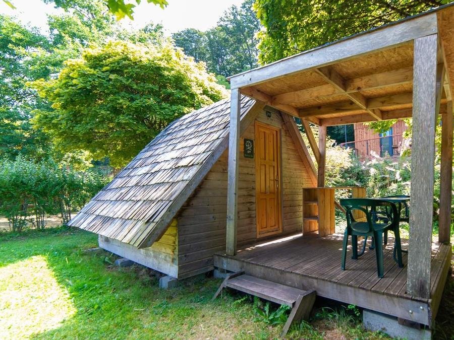 Camping Pas Cher vous présente avec son site Officiel campingpascher.fr, le Camping Les Vernières classé 5 étoiles, situé sur la commune de La Bourboule dans le département Puy-de-dôme (Auvergne) en France. Le camping Les Vernières vous propose un hébergement de type hébergement insolite de 9 m² pour 4 personnes (télévision). L'établissement vous propose 10 autres types d'hébergements. Découvrez tous nos séjours à petits prix dans la commune et aux alentours de La Bourboule du département : Puy-de-dôme (Auvergne). Les Avis clients pour le Camping Les Vernières sont excellents avec une note moyenne de 8 sur 10. LacRivière, Piscine couverte, Animations familiales, Club ados, Club enfants, Aire de jeux enfants, Baby-foot, Canoë-kayak, Centre équestre, Cyclisme, Golf, Ping-pong, Piscine, Planche à voile, Pédalo, Pétanque, Randonnée, Salle de fitness, Salle de jeux vidéo, Structure gonflable enfants, Terrain de football, Terrain de volley-ball, Terrain multisports, Trampoline, Bar, Boulangerie, Dépôt de pain, Pizzeria, Plats à emporter, Restaurant, Snack/Bar, Station-service, Supermarché, Épicerie,... En savoir plus : cliquez-ICI.
