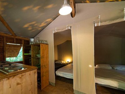 Cliquez pour découvrir toutes les photos de l'HÉBERGEMENT ! tente en toile et bois - Les Vernières photo 6