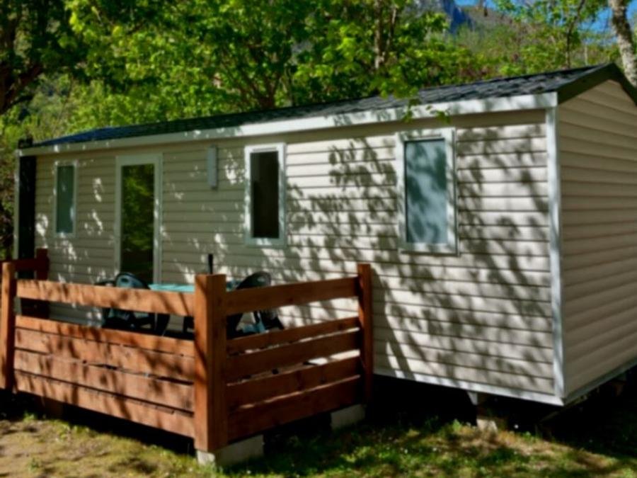 Camping Pas Cher vous présente avec son site Officiel campingpascher.fr, le Camping Le Terrados classé 3 étoiles, situé sur la commune de Massegros Causses Gorges dans le département Lozere (Languedoc Roussillon) en France. Le camping Le Terrados vous propose un hébergement de type mobil-home de 21 m² pour 4 personnes. Cet hébergement propose plus de 37 dates différentes pour réserver ! Pour dévouvrir la période la moins chère, consultez la rubrique 'Tarifs' et sélectionnez votre mois de départ. L'établissement vous propose 4 autres types d'hébergements. Découvrez tous nos séjours à petits prix dans la commune et aux alentours de Massegros Causses Gorges du département : Lozere (Languedoc Roussillon). Les Avis clients pour le Camping Le Terrados sont de 7 sur 10. Rivière, Piscine extérieure, Aire de jeux enfants, Canoë-kayak, Canyoning, Centre équestre, Cyclisme, Escalade, Paddle, Ping-pong, Rafting, Randonnée, Bar, Bureau de tabac, Dépôt de pain, Food truck, Restaurant, Supermarché, Épicerie,... En savoir plus : cliquez-ICI.