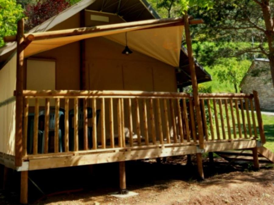 Camping Pas Cher vous présente avec son site Officiel campingpascher.fr, le Camping Le Terrados classé 3 étoiles, situé sur la commune de Massegros Causses Gorges dans le département Lozere (Languedoc Roussillon) en France. Le camping Le Terrados vous propose un hébergement de type tente en toile et bois de 28 m² pour 5 personnes. L'établissement vous propose 4 autres types d'hébergements. Découvrez tous nos séjours à petits prix dans la commune et aux alentours de Massegros Causses Gorges du département : Lozere (Languedoc Roussillon). Les Avis clients pour le Camping Le Terrados sont de 7 sur 10. Rivière, Piscine extérieure, Aire de jeux enfants, Canoë-kayak, Canyoning, Centre équestre, Cyclisme, Escalade, Paddle, Ping-pong, Rafting, Randonnée, Bar, Bureau de tabac, Dépôt de pain, Food truck, Restaurant, Supermarché, Épicerie,... En savoir plus : cliquez-ICI.