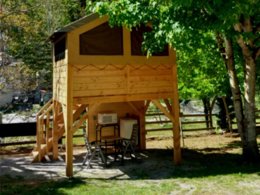 Camping Pas Cher vous présente avec son site Officiel campingpascher.fr, le Camping Le Terrados classé 3 étoiles, situé sur la commune de Massegros Causses Gorges dans le département Lozere (Languedoc Roussillon) en France. Le camping Le Terrados, vous présente un hébergement de type tente en toile et bois pour 2 personnes. Le camping Le Terrados vous propose du mercredi 01 avril au mercredi 08 avril 2026 pour 7 nuits à 300€. Cette location propose 164 dates différentes pour réserver votre séjour. Découvrez également les 4 autres gammes d'hébergements du camping. Les Avis clients pour le Camping Le Terrados sont de 7 sur 10. Rivière, Piscine extérieure, Aire de jeux enfants, Canoë-kayak, Canyoning, Centre équestre, Cyclisme, Escalade, Paddle, Ping-pong, Rafting, Randonnée, Bar, Bureau de tabac, Dépôt de pain, Food truck, Restaurant, Supermarché, Épicerie,... En savoir plus : cliquez-ICI.