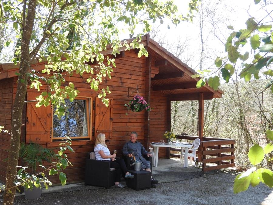 Camping Pas Cher vous présente avec son site Officiel campingpascher.fr, le Camping Château De Lacomté classé 4 étoiles, situé sur la commune de Carlucet dans le département Lot (Midi Pyrénées) en France. Le camping Château De Lacomté vous propose un hébergement de type chalet de 28 m². Cet hébergement propose plus de 97 dates différentes pour réserver ! Pour dévouvrir la période la moins chère, consultez la rubrique 'Tarifs' et sélectionnez votre mois de départ. L'établissement vous propose 3 autres types d'hébergements. Découvrez tous nos séjours à petits prix dans la commune et aux alentours de Carlucet du département : Lot (Midi Pyrénées). Les Avis clients pour le Camping Château De Lacomté sont de 7 sur 10. Piscine extérieure, Animations familiales, Canoë-kayak, Court de tennis, Cyclisme, Golf, Pétanque, Randonnée, Bar, Restaurant, Supermarché,... En savoir plus : cliquez-ICI.
