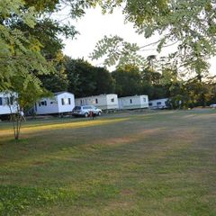 Camping Pas Cher vous présente avec son site Officiel campingpascher.fr, le Camping Château De Lacomté classé 4 étoiles, situé sur la commune de Carlucet dans le département Lot (Midi Pyrénées) en France. Le camping Château De Lacomté vous propose un hébergement de type mobil-home de 28 m². L'établissement vous propose 3 autres types d'hébergements. Découvrez tous nos séjours à petits prix dans la commune et aux alentours de Carlucet du département : Lot (Midi Pyrénées). Les Avis clients pour le Camping Château De Lacomté sont de 7 sur 10. Piscine extérieure, Animations familiales, Canoë-kayak, Court de tennis, Cyclisme, Golf, Pétanque, Randonnée, Bar, Restaurant, Supermarché,... En savoir plus : cliquez-ICI.