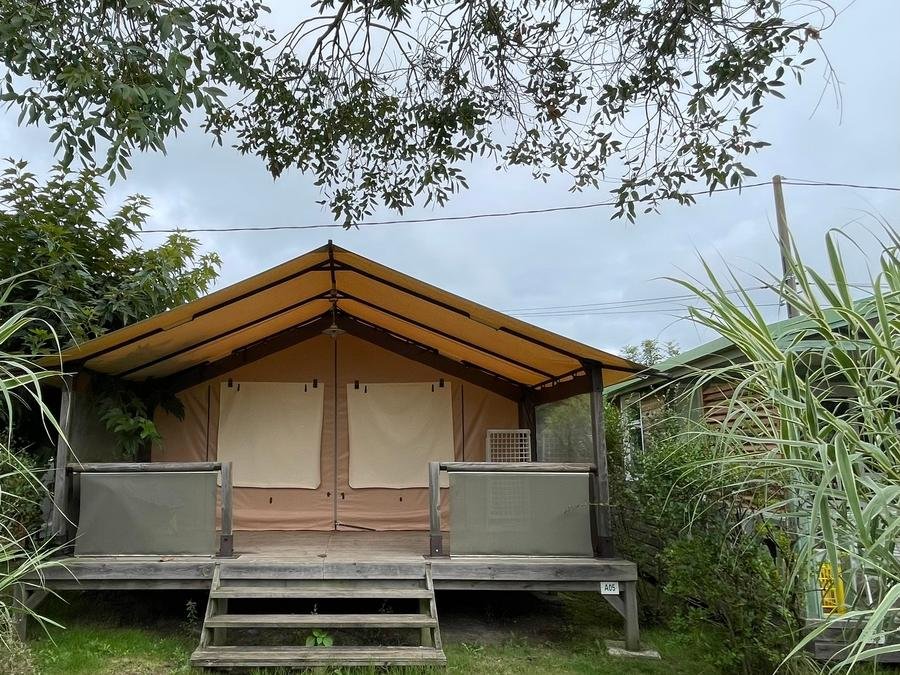 Camping Pas Cher vous présente avec son site Officiel campingpascher.fr, le Camping Aqua 3 Masses classé 3 étoiles, situé sur la commune de Saint Pierre D'oléron dans le département Charente-maritime (Poitou Charentes) en France. Le camping Aqua 3 Masses, vous présente un hébergement de type bungalow toilé de 30 m² pour 1 personne. Le camping Aqua 3 Masses vous propose du vendredi 05 juin au vendredi 12 juin 2026 avec un DÉPART DEMAIN pour 7 nuits à 305€. Cette location propose 49 dates différentes pour réserver votre séjour. Découvrez également les 11 autres gammes d'hébergements du camping. Les Avis clients pour le Camping Aqua 3 Masses sont excellents avec une note moyenne de 8 sur 10. Piscine chauffée, Piscine couverte, Animation enfants, Animations familiales, Aire de jeux enfants, Baby-foot, Canoë-kayak, Centre équestre, Court de tennis, Flipper, Golf, Parcours sportif, Ping-pong, Piscine, Pétanque, Salle de jeux vidéo, Structure gonflable enfants, Bar, Dépôt de pain, Pizzeria, Plats à emporter, Restaurant,... En savoir plus : cliquez-ICI.