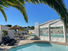 Camping Pas Cher vous présente avec son site Officiel campingpascher.fr, le Camping Aqua 3 Masses classé 3 étoiles, situé sur la commune de Saint Pierre D'oléron dans le département Charente-maritime (Poitou Charentes) en France. Le camping Aqua 3 Masses, vous présente un hébergement de type bungalow toilé de 30 m² pour 1 personne. Le camping Aqua 3 Masses vous propose du vendredi 05 juin au vendredi 12 juin 2026 avec un DÉPART DEMAIN pour 7 nuits à 305€. Cette location propose 49 dates différentes pour réserver votre séjour. Découvrez également les 11 autres gammes d'hébergements du camping. Les Avis clients pour le Camping Aqua 3 Masses sont excellents avec une note moyenne de 8 sur 10. Piscine chauffée, Piscine couverte, Animation enfants, Animations familiales, Aire de jeux enfants, Baby-foot, Canoë-kayak, Centre équestre, Court de tennis, Flipper, Golf, Parcours sportif, Ping-pong, Piscine, Pétanque, Salle de jeux vidéo, Structure gonflable enfants, Bar, Dépôt de pain, Pizzeria, Plats à emporter, Restaurant,... En savoir plus : cliquez-ICI.