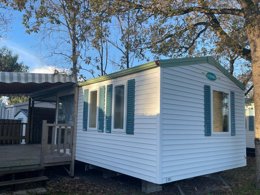 Camping Pas Cher vous présente avec son site Officiel campingpascher.fr, le Camping Aqua 3 Masses classé 3 étoiles, situé sur la commune de Saint Pierre D'oléron dans le département Charente-maritime (Poitou Charentes) en France. Le camping Aqua 3 Masses, vous présente un hébergement de type mobil-home de 27 m². Le camping Aqua 3 Masses vous propose du mercredi 01 avril au mercredi 08 avril 2026 pour 7 nuits à 340€. Cette location propose 111 dates différentes pour réserver votre séjour. Découvrez également les 11 autres gammes d'hébergements du camping. Les Avis clients pour le Camping Aqua 3 Masses sont excellents avec une note moyenne de 8 sur 10. Piscine chauffée, Piscine couverte, Animation enfants, Animations familiales, Aire de jeux enfants, Baby-foot, Canoë-kayak, Centre équestre, Court de tennis, Flipper, Golf, Parcours sportif, Ping-pong, Piscine, Pétanque, Salle de jeux vidéo, Structure gonflable enfants, Bar, Dépôt de pain, Pizzeria, Plats à emporter, Restaurant,... En savoir plus : cliquez-ICI.