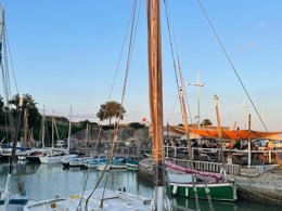 Camping Pas Cher vous présente avec son site Officiel campingpascher.fr, le Camping Aqua 3 Masses classé 3 étoiles, situé sur la commune de Saint Pierre D'oléron dans le département Charente-maritime (Poitou Charentes) en France. Le camping Aqua 3 Masses, vous présente un hébergement de type tente en toile et bois de 16 m². Le camping Aqua 3 Masses vous propose du mercredi 01 avril au mercredi 08 avril 2026 pour 7 nuits à 210€. Cette location propose 110 dates différentes pour réserver votre séjour. Découvrez également les 11 autres gammes d'hébergements du camping. Les Avis clients pour le Camping Aqua 3 Masses sont excellents avec une note moyenne de 8 sur 10. Piscine chauffée, Piscine couverte, Animation enfants, Animations familiales, Aire de jeux enfants, Baby-foot, Canoë-kayak, Centre équestre, Court de tennis, Flipper, Golf, Parcours sportif, Ping-pong, Piscine, Pétanque, Salle de jeux vidéo, Structure gonflable enfants, Bar, Dépôt de pain, Pizzeria, Plats à emporter, Restaurant,... En savoir plus : cliquez-ICI.