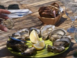 Camping Pas Cher vous présente avec son site Officiel campingpascher.fr, le Camping Aqua 3 Masses classé 3 étoiles, situé sur la commune de Saint Pierre D'oléron dans le département Charente-maritime (Poitou Charentes) en France. Le camping Aqua 3 Masses, vous présente un hébergement de type chalet de 35 m² pour 1 personne. Le camping Aqua 3 Masses vous propose du mercredi 01 avril au mercredi 08 avril 2026 pour 7 nuits à 350€. Cette location propose 110 dates différentes pour réserver votre séjour. Découvrez également les 11 autres gammes d'hébergements du camping. Les Avis clients pour le Camping Aqua 3 Masses sont excellents avec une note moyenne de 8 sur 10. Piscine chauffée, Piscine couverte, Animation enfants, Animations familiales, Aire de jeux enfants, Baby-foot, Canoë-kayak, Centre équestre, Court de tennis, Flipper, Golf, Parcours sportif, Ping-pong, Piscine, Pétanque, Salle de jeux vidéo, Structure gonflable enfants, Bar, Dépôt de pain, Pizzeria, Plats à emporter, Restaurant,... En savoir plus : cliquez-ICI.