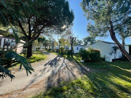 Camping Pas Cher vous présente avec son site Officiel campingpascher.fr, le Camping Aqua 3 Masses classé 3 étoiles, situé sur la commune de Saint Pierre D'oléron dans le département Charente-maritime (Poitou Charentes) en France. Le camping Aqua 3 Masses, vous présente un hébergement de type mobil-home de 27 m². Le camping Aqua 3 Masses vous propose du mercredi 01 avril au mercredi 08 avril 2026 pour 7 nuits à 340€. Cette location propose 111 dates différentes pour réserver votre séjour. Découvrez également les 11 autres gammes d'hébergements du camping. Les Avis clients pour le Camping Aqua 3 Masses sont excellents avec une note moyenne de 8 sur 10. Piscine chauffée, Piscine couverte, Animation enfants, Animations familiales, Aire de jeux enfants, Baby-foot, Canoë-kayak, Centre équestre, Court de tennis, Flipper, Golf, Parcours sportif, Ping-pong, Piscine, Pétanque, Salle de jeux vidéo, Structure gonflable enfants, Bar, Dépôt de pain, Pizzeria, Plats à emporter, Restaurant,... En savoir plus : cliquez-ICI.