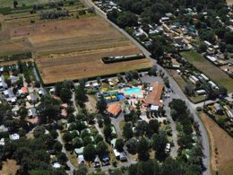 Camping Pas Cher vous présente avec son site Officiel campingpascher.fr, le Camping Aqua 3 Masses classé 3 étoiles, situé sur la commune de Saint Pierre D'oléron dans le département Charente-maritime (Poitou Charentes) en France. Le camping Aqua 3 Masses, vous présente un hébergement de type mobil-home de 35 m² pour 1 personne et télévision. Le camping Aqua 3 Masses vous propose du mercredi 01 avril au mercredi 08 avril 2026 pour 7 nuits à 395€. Cette location propose 110 dates différentes pour réserver votre séjour. Découvrez également les 11 autres gammes d'hébergements du camping. Les Avis clients pour le Camping Aqua 3 Masses sont excellents avec une note moyenne de 8 sur 10. Piscine chauffée, Piscine couverte, Animation enfants, Animations familiales, Aire de jeux enfants, Baby-foot, Canoë-kayak, Centre équestre, Court de tennis, Flipper, Golf, Parcours sportif, Ping-pong, Piscine, Pétanque, Salle de jeux vidéo, Structure gonflable enfants, Bar, Dépôt de pain, Pizzeria, Plats à emporter, Restaurant,... En savoir plus : cliquez-ICI.