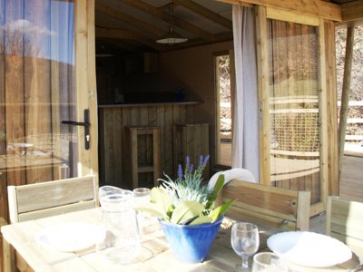 Cliquez pour découvrir toutes les photos de l'HÉBERGEMENT ! bungalow toilé - Flower La Beaume photo 2