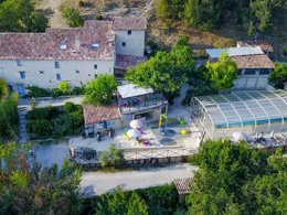Camping Pas Cher vous présente avec son site Officiel campingpascher.fr, le Camping Flower La Beaume classé 4 étoiles, situé sur la commune de Esparron De Verdon dans le département Alpes-de-haute-provence (Provence-alpes-côte D'azur) en France. Le camping Flower La Beaume vous propose un hébergement de type studio de 18 m². L'établissement vous propose 11 autres types d'hébergements. Découvrez tous nos séjours à petits prix dans la commune et aux alentours de Esparron De Verdon du département : Alpes-de-haute-provence (Provence-alpes-côte D'azur). Les Avis clients pour le Camping Flower La Beaume sont excellents avec une note moyenne de 9 sur 10. Piscine chauffée, Piscine couverte, Animations familiales, Club enfants, Canoë-kayak, Pétanque, Randonnée, Terrain de football, Bar, Boulangerie, Bureau de tabac, Dépôt de pain, Épicerie,... En savoir plus : cliquez-ICI.