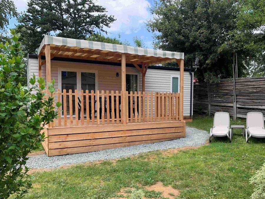 Camping Pas Cher vous présente avec son site Officiel campingpascher.fr, le Camping Flower Côté Lac classé 3 étoiles, situé sur la commune de Verruyes dans le département Deux-sèvres (Poitou Charentes) en France. Le camping Flower Côté Lac, vous présente un hébergement de type mobil-home de 31 m² et télévision. Le camping Flower Côté Lac vous propose du dimanche 13 septembre au dimanche 20 septembre 2026 pour 7 nuits à 574€. Cette location propose 15 dates différentes pour réserver votre séjour. Découvrez également les 7 autres gammes d'hébergements du camping. Les Avis clients pour le Camping Flower Côté Lac sont excellents avec une note moyenne de 9 sur 10. Étang, Piscine extérieure, Animations familiales, Aire de jeux enfants, Canoë-kayak, Court de tennis, Cyclisme, Golf, Pédalo, Pétanque, Randonnée, Dépôt de pain, Snack/Bar, Épicerie,... En savoir plus : cliquez-ICI.