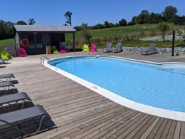 Camping Pas Cher vous présente avec son site Officiel campingpascher.fr, le Camping Flower Côté Lac classé 3 étoiles, situé sur la commune de Verruyes dans le département Deux-sèvres (Poitou Charentes) en France. Le camping Flower Côté Lac, vous présente un hébergement de type chalet de 30 m² pour 2 personnes. Le camping Flower Côté Lac vous propose du sam. 05 septembre au sam. 12 septembre 2026 pour 7 nuits à 420€. Cette location propose 30 dates différentes pour réserver votre séjour. Découvrez également les 7 autres gammes d'hébergements du camping. Les Avis clients pour le Camping Flower Côté Lac sont excellents avec une note moyenne de 9 sur 10. Étang, Piscine extérieure, Animations familiales, Aire de jeux enfants, Canoë-kayak, Court de tennis, Cyclisme, Golf, Pédalo, Pétanque, Randonnée, Dépôt de pain, Snack/Bar, Épicerie,... En savoir plus : cliquez-ICI.
