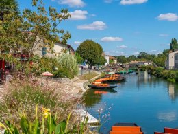 Camping Pas Cher vous présente avec son site Officiel campingpascher.fr, le Camping Flower Côté Lac classé 3 étoiles, situé sur la commune de Verruyes dans le département Deux-sèvres (Poitou Charentes) en France. Le camping Flower Côté Lac, vous présente un hébergement de type mobil-home de 34 m² pour 6 personnes et télévision. Le camping Flower Côté Lac vous propose du mardi 07 avril au mardi 14 avril 2026 pour 7 nuits à 602€. Cette location propose 110 dates différentes pour réserver votre séjour. Découvrez également les 7 autres gammes d'hébergements du camping. Les Avis clients pour le Camping Flower Côté Lac sont excellents avec une note moyenne de 9 sur 10. Étang, Piscine extérieure, Animations familiales, Aire de jeux enfants, Canoë-kayak, Court de tennis, Cyclisme, Golf, Pédalo, Pétanque, Randonnée, Dépôt de pain, Snack/Bar, Épicerie,... En savoir plus : cliquez-ICI.