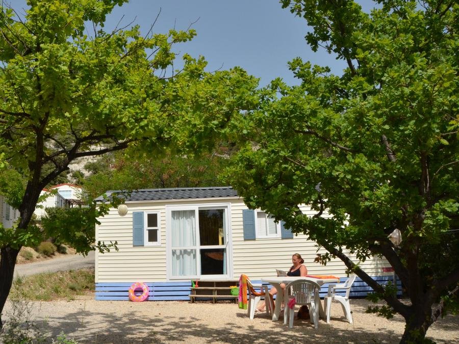 Camping Pas Cher vous présente avec son site Officiel campingpascher.fr, le Camping Les Terrasses Provençales classé 4 étoiles, situé sur la commune de Venterol dans le département Drome (Rhône Alpes) en France. Le camping Les Terrasses Provençales vous propose un hébergement de type mobil-home de 24 m² (télévision). L'établissement vous propose 7 autres types d'hébergements. Découvrez tous nos séjours à petits prix dans la commune et aux alentours de Venterol du département : Drome (Rhône Alpes). Les Avis clients pour le Camping Les Terrasses Provençales sont excellents avec une note moyenne de 8 sur 10. Piscine chauffée, Piscine extérieure, Animations familiales, Aire de jeux enfants, Cyclisme, Ping-pong, Piscine, Pétanque, Randonnée, Structure gonflable enfants, Terrain de volley-ball, Dépôt de pain, Plats à emporter, Restaurant, Snack/Bar, Supermarché, Épicerie,... En savoir plus : cliquez-ICI.