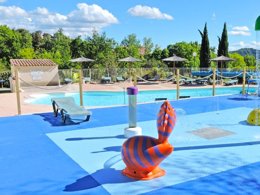 Camping Pas Cher vous présente avec son site Officiel campingpascher.fr, le Camping Les Terrasses Provençales classé 4 étoiles, situé sur la commune de Venterol dans le département Drome (Rhône Alpes) en France. Le camping Les Terrasses Provençales, vous présente un hébergement de type mobil-home de 27 m² et télévision. Le camping Les Terrasses Provençales vous propose du sam. 19 septembre au sam. 26 septembre 2026 pour 7 nuits à 385€. Cette location propose 107 dates différentes pour réserver votre séjour. Découvrez également les 9 autres gammes d'hébergements du camping. Les Avis clients pour le Camping Les Terrasses Provençales sont excellents avec une note moyenne de 8 sur 10. Piscine chauffée, Piscine extérieure, Animations familiales, Aire de jeux enfants, Cyclisme, Ping-pong, Piscine, Pétanque, Randonnée, Structure gonflable enfants, Terrain de volley-ball, Dépôt de pain, Plats à emporter, Restaurant, Snack/Bar, Supermarché, Épicerie,... En savoir plus : cliquez-ICI.