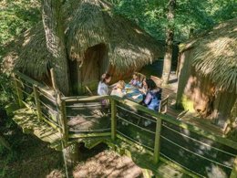 Camping Pas Cher vous présente avec son site Officiel campingpascher.fr, le Camping Parc De La Belle, situé sur la commune de Magne dans le département Vienne (Poitou Charentes) en France. Le camping Parc De La Belle, vous présente un hébergement de type lodge de 40 m² et télévision. Le camping Parc De La Belle vous propose du lundi 01 juin au lundi 08 juin 2026 pour 7 nuits à 1230€. Cette location propose 74 dates différentes pour réserver votre séjour. Découvrez également les 5 autres gammes d'hébergements du camping. Les Avis clients pour le Camping Parc De La Belle sont excellents avec une note moyenne de 9 sur 10. Randonnée,... En savoir plus : cliquez-ICI.