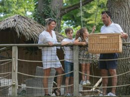 Camping Pas Cher vous présente avec son site Officiel campingpascher.fr, le Camping Parc De La Belle, situé sur la commune de Magne dans le département Vienne (Poitou Charentes) en France. Le camping Parc De La Belle, vous présente un hébergement de type lodge de 40 m² et télévision. Le camping Parc De La Belle vous propose du lundi 01 juin au lundi 08 juin 2026 pour 7 nuits à 1230€. Cette location propose 66 dates différentes pour réserver votre séjour. Découvrez également les 5 autres gammes d'hébergements du camping. Les Avis clients pour le Camping Parc De La Belle sont excellents avec une note moyenne de 9 sur 10. Randonnée,... En savoir plus : cliquez-ICI.