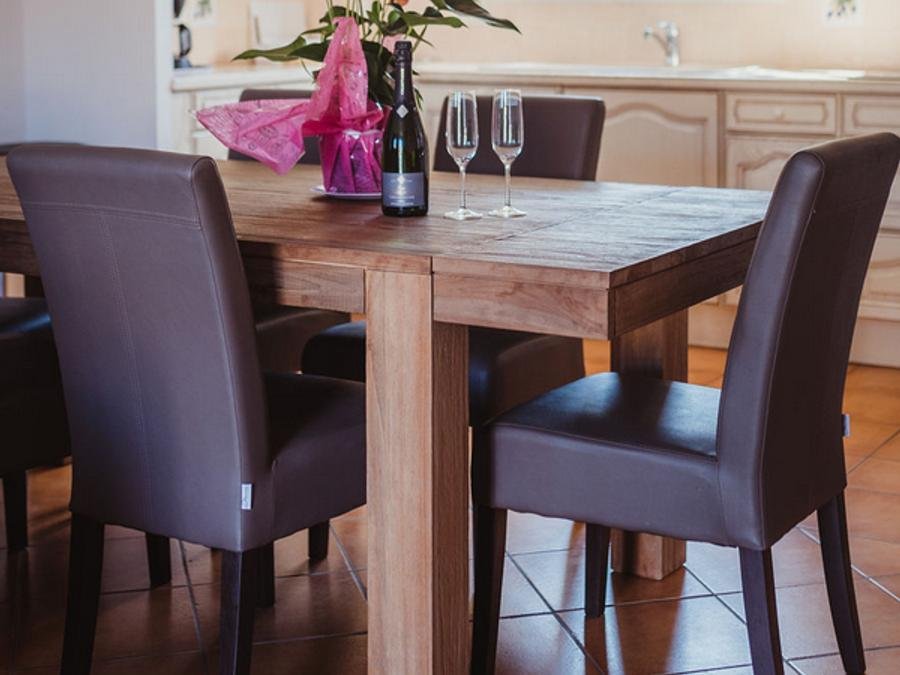 Camping Pas Cher vous présente avec son site Officiel campingpascher.fr, le Camping Le Clos Des Oliviers classé 2 étoiles, situé sur la commune de Vidauban dans le département Var (Provence Alpes Côte D'azur) en France. Le camping Le Clos Des Oliviers vous propose un hébergement de type maison de 95 m² pour 2 personnes (télévision). Cet hébergement propose plus de 47 dates différentes pour réserver ! Pour dévouvrir la période la moins chère, consultez la rubrique 'Tarifs' et sélectionnez votre mois de départ. L'établissement vous propose 4 autres types d'hébergements. Découvrez tous nos séjours à petits prix dans la commune et aux alentours de Vidauban du département : Var (Provence Alpes Côte D'azur). Les Avis clients pour le Camping Le Clos Des Oliviers sont excellents avec une note moyenne de 8 sur 10. Bassin enfant, Piscine extérieure, Animation ados, Animations familiales, Club enfants, Aire de jeux enfants, Court de tennis, Ping-pong, Pétanque, Terrain de beach-volley, Terrain de football, Terrain multisports, Dépôt de pain, Snack/Bar, Supermarché,... En savoir plus : cliquez-ICI.