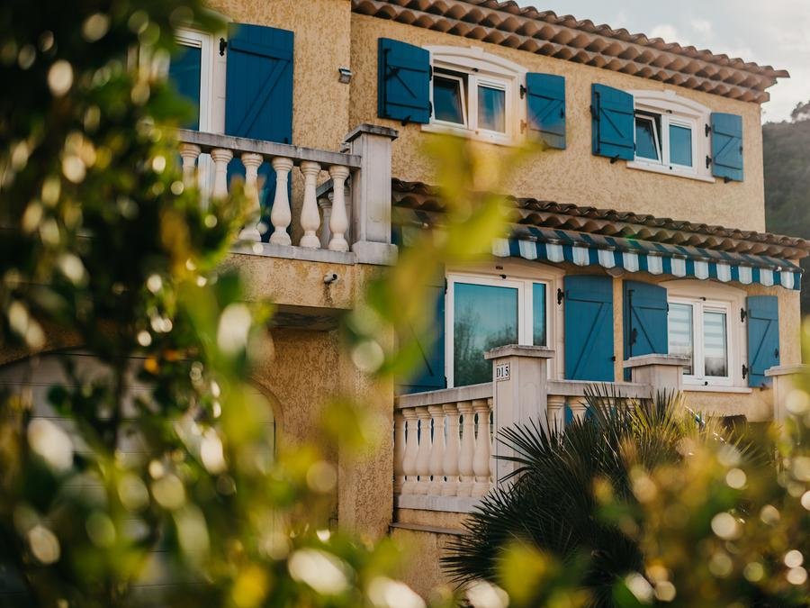 Camping Pas Cher vous présente avec son site Officiel campingpascher.fr, le Camping Le Clos Des Oliviers classé 2 étoiles, situé sur la commune de Vidauban dans le département Var (Provence Alpes Côte D'azur) en France. Le camping Le Clos Des Oliviers, vous présente un hébergement de type villa de 120 m² pour 2 personnes et télévision. Le camping Le Clos Des Oliviers vous propose du vendredi 04 septembre au vendredi 11 septembre 2026, en promotion à -13% pour 7 nuits à 917,45 € au lieu de 1055,0 € soit une Économie de 137,55 €. Cette location propose 38 dates différentes pour réserver votre séjour. Découvrez également les 4 autres gammes d'hébergements du camping. Les Avis clients pour le Camping Le Clos Des Oliviers sont excellents avec une note moyenne de 8 sur 10. Bassin enfant, Piscine extérieure, Animation ados, Animations familiales, Club enfants, Aire de jeux enfants, Court de tennis, Ping-pong, Pétanque, Terrain de beach-volley, Terrain de football, Terrain multisports, Dépôt de pain, Snack/Bar, Supermarché,... En savoir plus : cliquez-ICI.