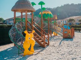 Camping Pas Cher vous présente avec son site Officiel campingpascher.fr, le Camping Le Clos Des Oliviers classé 2 étoiles, situé sur la commune de Vidauban dans le département Var (Provence Alpes Côte D'azur) en France. Le camping Le Clos Des Oliviers, vous présente un hébergement de type villa de 120 m² pour 2 personnes et télévision. Le camping Le Clos Des Oliviers vous propose du jeudi 27 août au jeudi 03 septembre 2026, en promotion à -29% pour 7 nuits à 1064,84 € au lieu de 1501,0 € soit une Économie de 436,16 €. Cette location propose 97 dates différentes pour réserver votre séjour. Découvrez également les 4 autres gammes d'hébergements du camping. Les Avis clients pour le Camping Le Clos Des Oliviers sont excellents avec une note moyenne de 8 sur 10. Bassin enfant, Piscine extérieure, Animation ados, Animations familiales, Club enfants, Aire de jeux enfants, Court de tennis, Ping-pong, Pétanque, Terrain de beach-volley, Terrain de football, Terrain multisports, Dépôt de pain, Snack/Bar, Supermarché,... En savoir plus : cliquez-ICI.