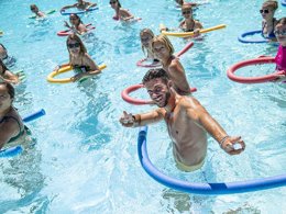 Camping Pas Cher vous présente avec son site Officiel campingpascher.fr, le Camping Le Clos Des Oliviers classé 2 étoiles, situé sur la commune de Vidauban dans le département Var (Provence Alpes Côte D'azur) en France. Le camping Le Clos Des Oliviers, vous présente un hébergement de type maison de 95 m² pour 2 personnes et télévision. Le camping Le Clos Des Oliviers vous propose du mardi 23 juin au mardi 30 juin 2026, en promotion à -29% pour 7 nuits à 958,32 € au lieu de 1350,0 € soit une Économie de 391,68 €. Cette location propose 98 dates différentes pour réserver votre séjour. Découvrez également les 4 autres gammes d'hébergements du camping. Les Avis clients pour le Camping Le Clos Des Oliviers sont excellents avec une note moyenne de 8 sur 10. Bassin enfant, Piscine extérieure, Animation ados, Animations familiales, Club enfants, Aire de jeux enfants, Court de tennis, Ping-pong, Pétanque, Terrain de beach-volley, Terrain de football, Terrain multisports, Dépôt de pain, Snack/Bar, Supermarché,... En savoir plus : cliquez-ICI.