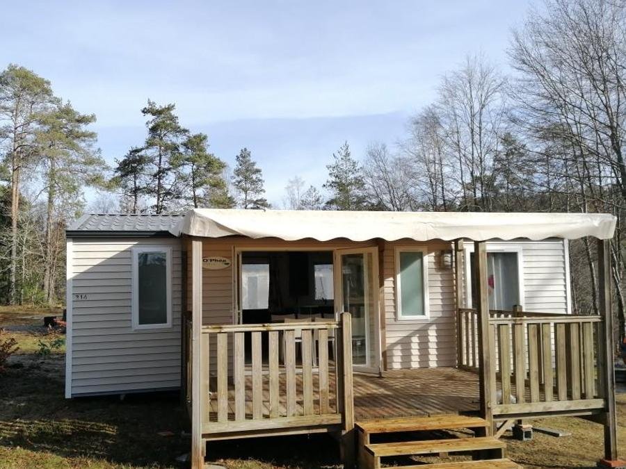 Camping Pas Cher vous présente avec son site Officiel campingpascher.fr, le Camping Aux Portes Des Mille Sources classé 3 étoiles, situé sur la commune de Bugeat dans le département Corrèze (Limousin) en France. Le camping Aux Portes Des Mille Sources, vous présente un hébergement de type mobil-home de 32 m². Le camping Aux Portes Des Mille Sources vous propose du sam. 29 août au sam. 05 septembre 2026 pour 7 nuits à 475€. Cette location propose 27 dates différentes pour réserver votre séjour. Découvrez également les 6 autres gammes d'hébergements du camping. Les Avis clients pour le Camping Aux Portes Des Mille Sources sont excellents avec une note moyenne de 8 sur 10. Piscine chauffée, Piscine couverte, Aire de jeux enfants, Canoë-kayak, Centre équestre, Cyclisme, Golf, Ping-pong, Pétanque, Randonnée, Salle de jeux vidéo, Structure gonflable enfants, Terrain multisports, Trampoline, Bar, Dépôt de pain, Plats à emporter, Snack/Bar, Épicerie,... En savoir plus : cliquez-ICI.