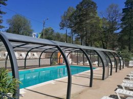 Camping Pas Cher vous présente avec son site Officiel campingpascher.fr, le Camping Aux Portes Des Mille Sources classé 3 étoiles, situé sur la commune de Bugeat dans le département Corrèze (Limousin) en France. Le camping Aux Portes Des Mille Sources, vous présente un hébergement de type tente en toile et bois de 20 m². Le camping Aux Portes Des Mille Sources vous propose du vendredi 05 juin au vendredi 12 juin 2026 avec un DÉPART DEMAIN pour 7 nuits à 410€. Cette location propose 61 dates différentes pour réserver votre séjour. Découvrez également les 6 autres gammes d'hébergements du camping. Les Avis clients pour le Camping Aux Portes Des Mille Sources sont excellents avec une note moyenne de 8 sur 10. Piscine chauffée, Piscine couverte, Aire de jeux enfants, Canoë-kayak, Centre équestre, Cyclisme, Golf, Ping-pong, Pétanque, Randonnée, Salle de jeux vidéo, Structure gonflable enfants, Terrain multisports, Trampoline, Bar, Dépôt de pain, Plats à emporter, Snack/Bar, Épicerie,... En savoir plus : cliquez-ICI.