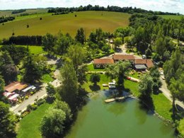 Camping Pas Cher vous présente avec son site Officiel campingpascher.fr, le Camping FlowerLe Lac De Thesauque classé 3 étoiles, situé sur la commune de Montgeard dans le département Haute-garonne (Midi Pyrénées) en France. Le camping Flower Le Lac De Thesauque, vous présente un hébergement de type mobil-home de 32 m² avec climatisation et télévision. Le camping Flower Le Lac De Thesauque vous propose du sam. 26 septembre au sam. 03 octobre 2026 pour 7 nuits à 490€. Cette location propose 120 dates différentes pour réserver votre séjour. Découvrez également les 10 autres gammes d'hébergements du camping. Les Avis clients pour le Camping FlowerLe Lac De Thesauque sont excellents avec une note moyenne de 8 sur 10. Piscine extérieure, Canoë-kayak, Pétanque, Dépôt de pain, Plats à emporter, Snack/Bar, Épicerie,... En savoir plus : cliquez-ICI.