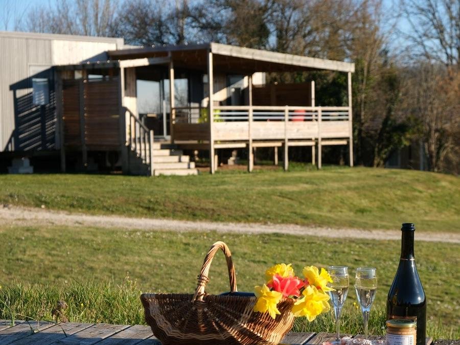 Camping Pas Cher vous présente avec son site Officiel campingpascher.fr, le Camping Domaine La Faurie classé 4 étoiles, situé sur la commune de Seniergues dans le département Lot (Midi Pyrénées) en France. Le camping Domaine La Faurie vous propose un hébergement de type mobil-home de 65 m² avec climatisation (télévision). L'établissement vous propose 17 autres types d'hébergements. Découvrez tous nos séjours à petits prix dans la commune et aux alentours de Seniergues du département : Lot (Midi Pyrénées). Les Avis clients pour le Camping Domaine La Faurie sont excellents avec une note moyenne de 8 sur 10. Lac, Piscine chauffée, Piscine extérieure, Aire de jeux enfants, Baby-foot, Canoë-kayak, Ping-pong, Pétanque, Randonnée, Terrain de badminton, Terrain de volley-ball, Boulangerie, Plats à emporter, Restaurant, Station-service, Supermarché,... En savoir plus : cliquez-ICI.