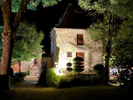 Camping Pas Cher vous présente avec son site Officiel campingpascher.fr, le Camping Domaine La Faurie classé 4 étoiles, situé sur la commune de Seniergues dans le département Lot (Midi Pyrénées) en France. Le camping Domaine La Faurie, vous présente un hébergement de type lodge de 35 m² pour 1 personne avec climatisation et télévision. Le camping Domaine La Faurie vous propose du vendredi 05 juin au vendredi 12 juin 2026 avec un DÉPART DEMAIN pour 7 nuits à 708.75€. Cette location propose 38 dates différentes pour réserver votre séjour. Découvrez également les 16 autres gammes d'hébergements du camping. Les Avis clients pour le Camping Domaine La Faurie sont excellents avec une note moyenne de 8 sur 10. Lac, Piscine chauffée, Piscine extérieure, Aire de jeux enfants, Baby-foot, Canoë-kayak, Ping-pong, Pétanque, Randonnée, Terrain de badminton, Terrain de volley-ball, Boulangerie, Plats à emporter, Restaurant, Station-service, Supermarché,... En savoir plus : cliquez-ICI.