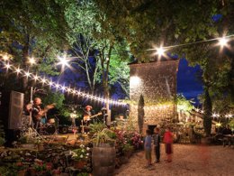 Camping Pas Cher vous présente avec son site Officiel campingpascher.fr, le Camping Domaine La Faurie classé 4 étoiles, situé sur la commune de Seniergues dans le département Lot (Midi Pyrénées) en France. Le camping Domaine La Faurie, vous présente un hébergement de type mobil-home de 27 m² pour 4 personnes avec climatisation et télévision. Le camping Domaine La Faurie vous propose du sam. 04 avril au sam. 11 avril 2026, en promotion à -9% pour 7 nuits à 615,60 € au lieu de 684,0 € soit une Économie de 68,40 €. Cette location propose 110 dates différentes pour réserver votre séjour. Découvrez également les 9 autres gammes d'hébergements du camping. Les Avis clients pour le Camping Domaine La Faurie sont excellents avec une note moyenne de 8 sur 10. Lac, Piscine chauffée, Piscine extérieure, Aire de jeux enfants, Baby-foot, Canoë-kayak, Ping-pong, Pétanque, Randonnée, Terrain de badminton, Terrain de volley-ball, Boulangerie, Plats à emporter, Restaurant, Station-service, Supermarché,... En savoir plus : cliquez-ICI.