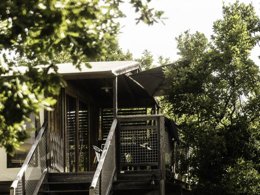 Camping Pas Cher vous présente avec son site Officiel campingpascher.fr, le Camping Domaine La Faurie classé 4 étoiles, situé sur la commune de Seniergues dans le département Lot (Midi Pyrénées) en France. Le camping Domaine La Faurie, vous présente un hébergement de type lodge de 35 m² pour 1 personne avec climatisation et télévision. Le camping Domaine La Faurie vous propose du sam. 04 avril au sam. 11 avril 2026, en promotion à -10% pour 7 nuits à 657 € au lieu de 730,0 € soit une Économie de 73 €. Cette location propose 110 dates différentes pour réserver votre séjour. Découvrez également les 8 autres gammes d'hébergements du camping. Les Avis clients pour le Camping Domaine La Faurie sont excellents avec une note moyenne de 8 sur 10. Lac, Piscine chauffée, Piscine extérieure, Aire de jeux enfants, Baby-foot, Canoë-kayak, Ping-pong, Pétanque, Randonnée, Terrain de badminton, Terrain de volley-ball, Boulangerie, Plats à emporter, Restaurant, Station-service, Supermarché,... En savoir plus : cliquez-ICI.