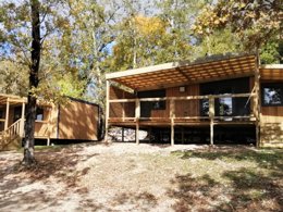 Camping Pas Cher vous présente avec son site Officiel campingpascher.fr, le Camping Domaine La Faurie classé 4 étoiles, situé sur la commune de Seniergues dans le département Lot (Midi Pyrénées) en France. Le camping Domaine La Faurie, vous présente un hébergement de type mobil-home de 40 m² pour 6 personnes avec climatisation et télévision. Le camping Domaine La Faurie vous propose du sam. 04 avril au sam. 11 avril 2026, en promotion à -10% pour 7 nuits à 820,80 € au lieu de 912,0 € soit une Économie de 91,20 €. Cette location propose 96 dates différentes pour réserver votre séjour. Découvrez également les 8 autres gammes d'hébergements du camping. Les Avis clients pour le Camping Domaine La Faurie sont excellents avec une note moyenne de 8 sur 10. Lac, Piscine chauffée, Piscine extérieure, Aire de jeux enfants, Baby-foot, Canoë-kayak, Ping-pong, Pétanque, Randonnée, Terrain de badminton, Terrain de volley-ball, Boulangerie, Plats à emporter, Restaurant, Station-service, Supermarché,... En savoir plus : cliquez-ICI.