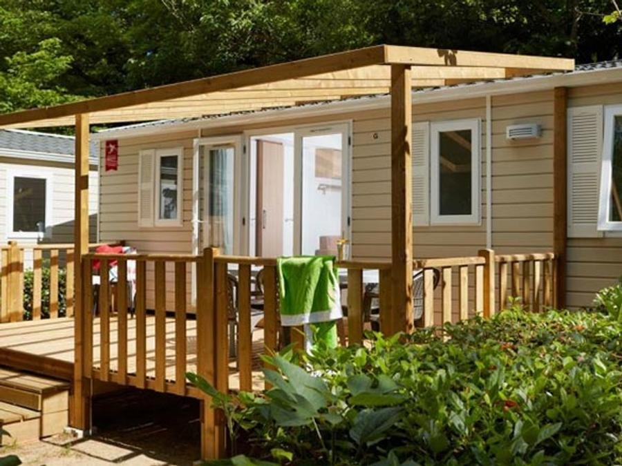 Camping Pas Cher vous présente avec son site Officiel campingpascher.fr, le Camping Ker Yaoulet classé 4 étoiles, situé sur la commune de Ambon dans le département Morbihan (Bretagne) en France. Le camping Ker Yaoulet, vous présente un hébergement de type mobil-home de 30 m² et télévision. Le camping Ker Yaoulet vous propose du sam. 20 juin au sam. 27 juin 2026 avec un DÉPART DEMAIN pour 7 nuits à 299€. Cette location propose 4 dates différentes pour réserver votre séjour. Découvrez également les 44 autres gammes d'hébergements du camping. Les Avis clients pour le Camping Ker Yaoulet sont excellents avec une note moyenne de 8 sur 10. LacMer, Piscine couverte, Piscine extérieure, Animation ados, Animations familiales, Club enfants, Aire de jeux enfants, Centre équestre, Cyclisme, Paddle, Parcours sportif, Ping-pong, Pétanque, Randonnée, Salle de jeux vidéo, Structure gonflable enfants, Terrain multisports, Bar, Dépôt de pain, Plats à emporter, Snack/Bar, Supermarché,... En savoir plus : cliquez-ICI.