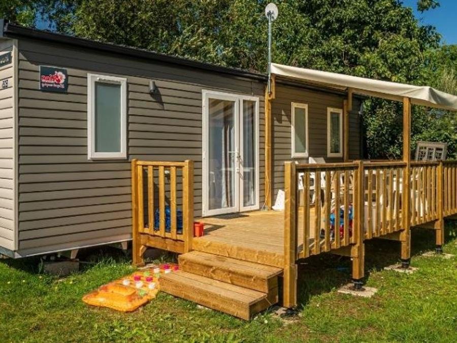 Camping Pas Cher vous présente avec son site Officiel campingpascher.fr, le Camping Ker Yaoulet classé 4 étoiles, situé sur la commune de Ambon dans le département Morbihan (Bretagne) en France. Le camping Ker Yaoulet vous propose un hébergement de type mobil-home de 30 m² pour 8 personnes (télévision). L'établissement vous propose 41 autres types d'hébergements. Découvrez tous nos séjours à petits prix dans la commune et aux alentours de Ambon du département : Morbihan (Bretagne). Les Avis clients pour le Camping Ker Yaoulet sont excellents avec une note moyenne de 8 sur 10. LacMer, Piscine couverte, Piscine extérieure, Animation ados, Animations familiales, Club enfants, Aire de jeux enfants, Centre équestre, Cyclisme, Paddle, Parcours sportif, Ping-pong, Pétanque, Randonnée, Salle de jeux vidéo, Structure gonflable enfants, Terrain multisports, Bar, Dépôt de pain, Plats à emporter, Snack/Bar, Supermarché,... En savoir plus : cliquez-ICI.